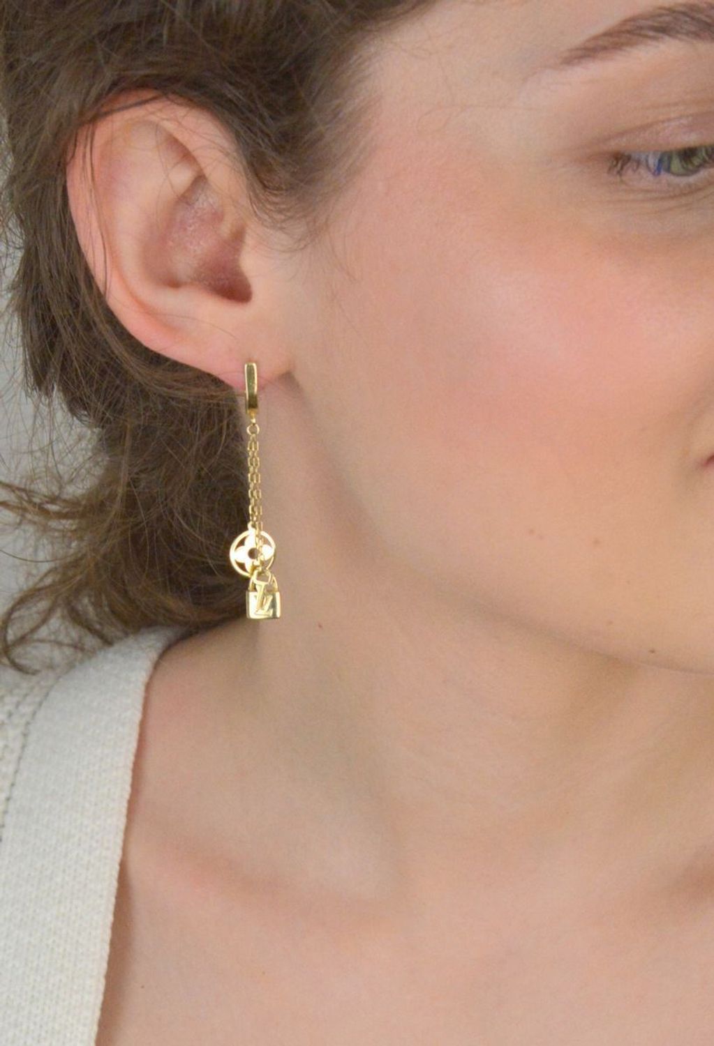 Kolczyki złote wiszące łańcuszki z elementami ozdobnymi LV próba 585, DIA-KLC-12924-585 to elegancka i oryginalna biżuteria, która przyciąga uwagę swoimi unikalnymi elementami ozdobnymi.1.jpg