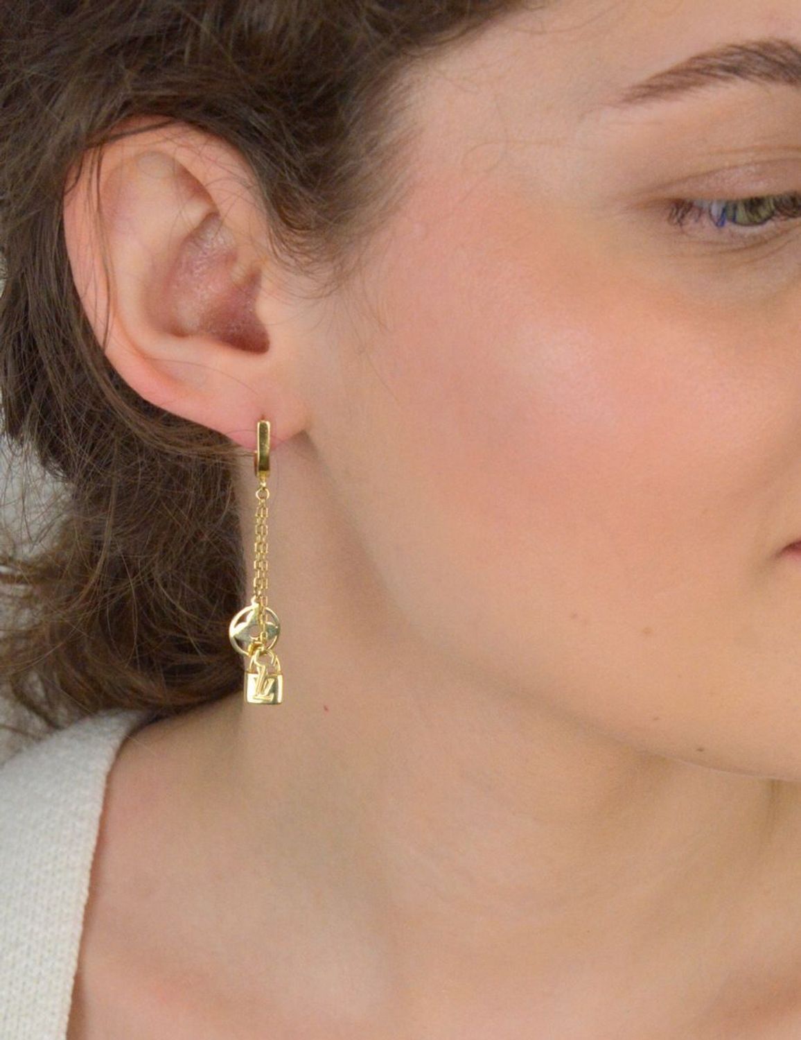 Kolczyki złote wiszące łańcuszki z elementami ozdobnymi LV próba 585, DIA-KLC-12924-585 to elegancka i oryginalna biżuteria, która przyciąga uwagę swoimi unikalnymi elementami ozdobnymi.1.jpg