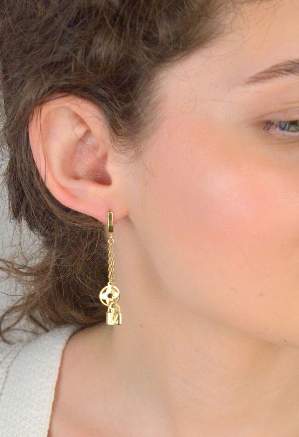 Kolczyki złote wiszące łańcuszki z elementami ozdobnymi LV próba 585, DIA-KLC-12924-585 to elegancka i oryginalna biżuteria, która przyciąga uwagę swoimi unikalnymi elementami ozdobnymi.1.jpg