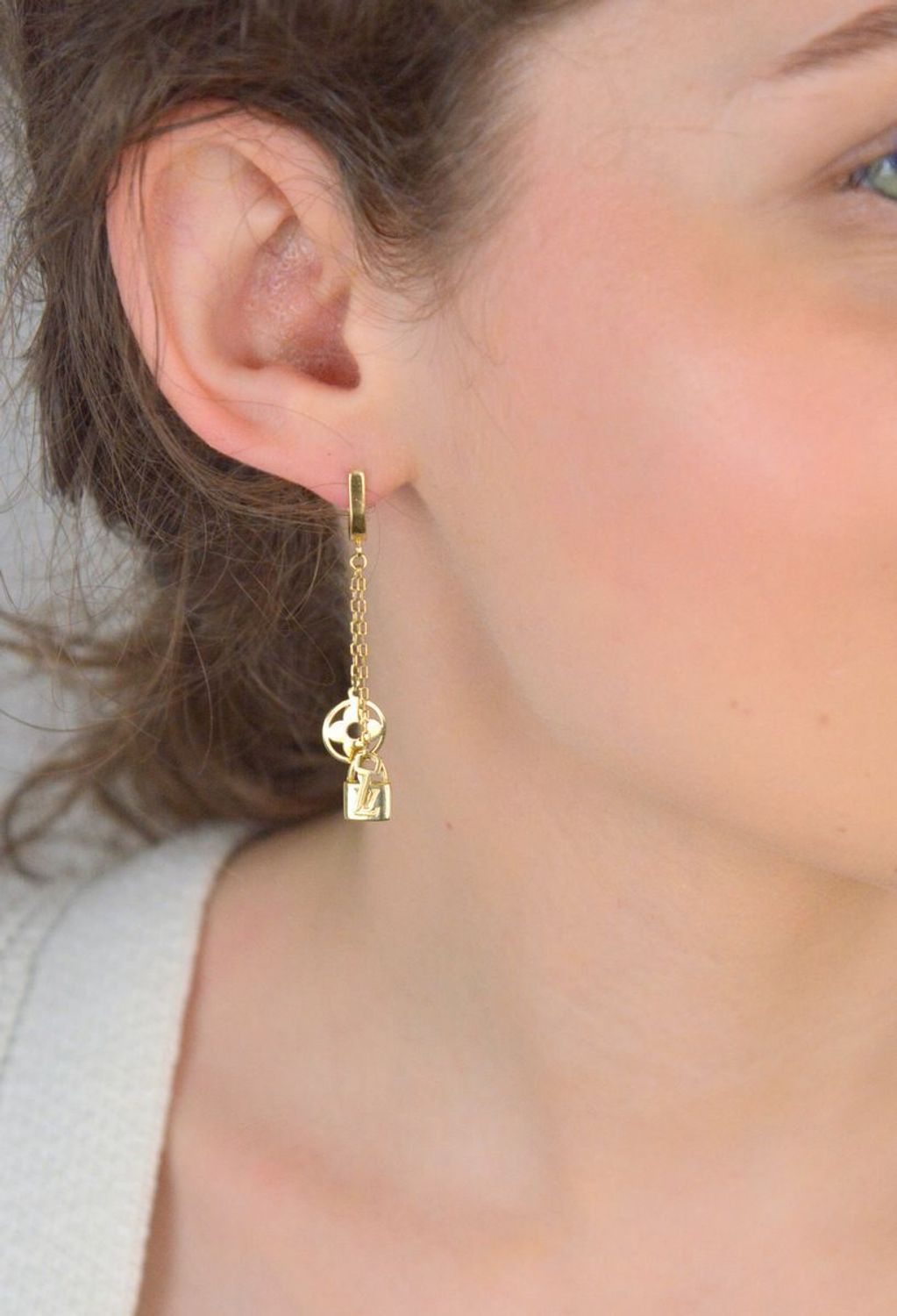 Kolczyki złote wiszące łańcuszki z elementami ozdobnymi LV próba 585, DIA-KLC-12924-585 to elegancka i oryginalna biżuteria, która przyciąga uwagę swoimi unikalnymi elementami ozdobnymi.1.jpg