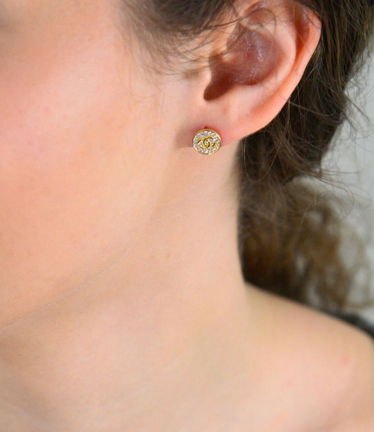 Kolczyki złote okrągłe chanelki z cyrkoniami próba 585, DIA-KLC-12925-585 to klasyka w nowoczesnym wydaniu – subtelna elegancja, która sprawdzi się w każdej stylizacji. Wykonane z wysokiej 1.jpg