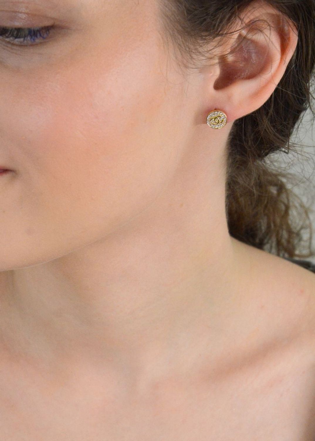 Kolczyki złote okrągłe chanelki z cyrkoniami próba 585, DIA-KLC-12925-585 to klasyka w nowoczesnym wydaniu – subtelna elegancja, która sprawdzi się w każdej stylizacji. Wykonane z wysokiej 1.jpg