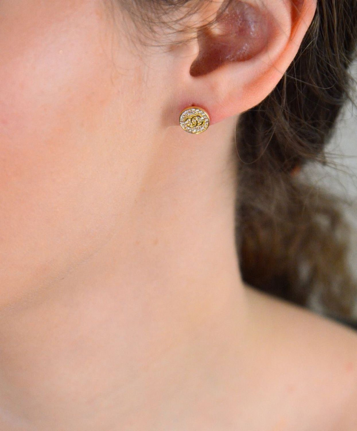 Kolczyki złote okrągłe chanelki z cyrkoniami próba 585, DIA-KLC-12925-585 to klasyka w nowoczesnym wydaniu – subtelna elegancja, która sprawdzi się w każdej stylizacji. Wykonane z wysokiej 1.jpg