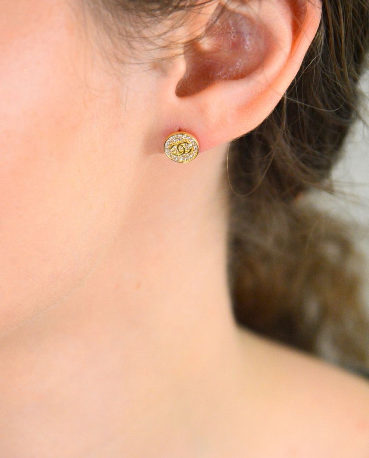 Kolczyki złote okrągłe chanelki z cyrkoniami próba 585, DIA-KLC-12925-585 to klasyka w nowoczesnym wydaniu – subtelna elegancja, która sprawdzi się w każdej stylizacji. Wykonane z wysokiej 1.jpg