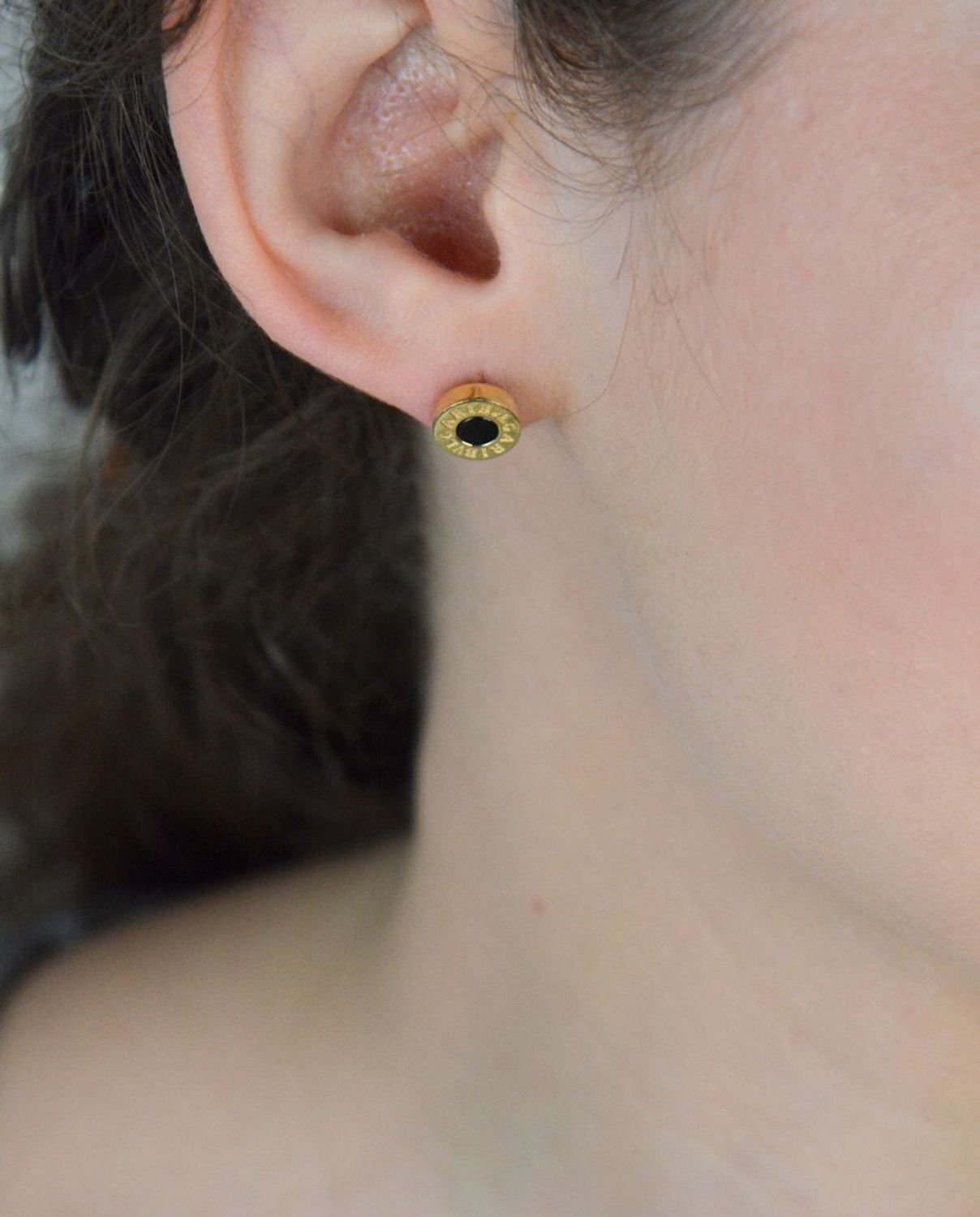 Kolczyki złote próby 585 okrągłe z napisem BULGARI DIA-KLC-12926-585 Eleganckie kolczyki złote próby 585 to idealny wybór dla osób szukających wyjątkowej biżuterii, która podkreśli ich styl i os.jpg