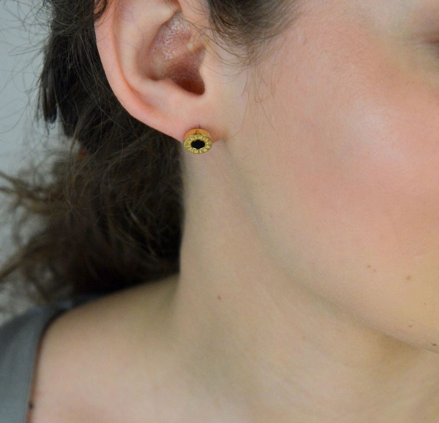 Kolczyki złote próby 585 okrągłe z napisem BULGARI DIA-KLC-12926-585 Eleganckie kolczyki złote próby 585 to idealny wybór dla osób szukających wyjątkowej biżuterii, która podkreśli ich styl i os.jpg