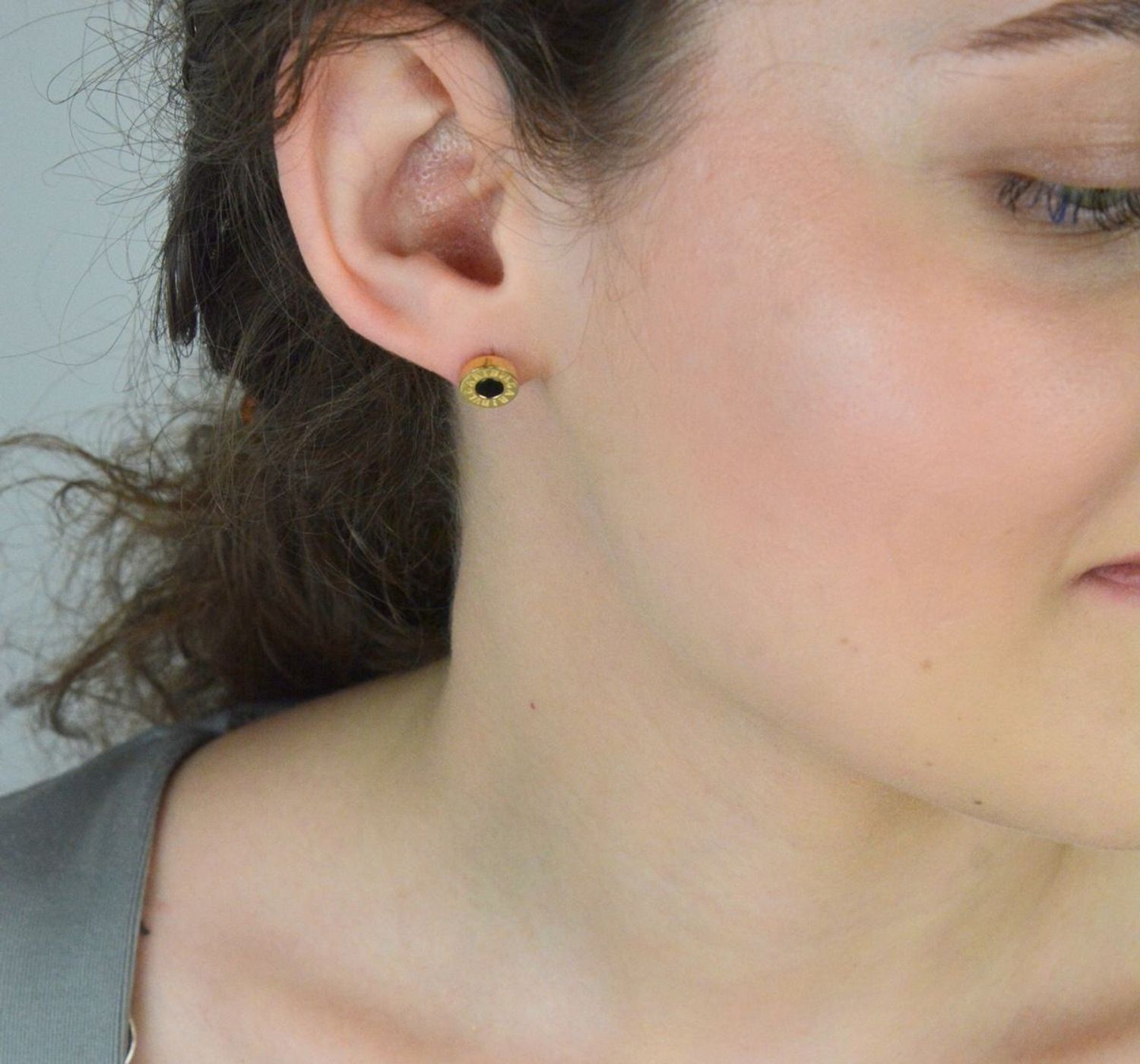 Kolczyki złote próby 585 okrągłe z napisem BULGARI DIA-KLC-12926-585 Eleganckie kolczyki złote próby 585 to idealny wybór dla osób szukających wyjątkowej biżuterii, która podkreśli ich styl i os.jpg