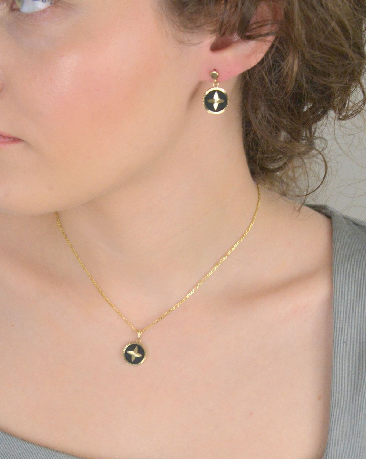 Kolczyki złote wiszące pełne kółeczka próba 585, DIA-KLC-12927-585  to wyjątkowy i elegancki dodatek do każdej stylizacji. Wykonane z wysokiej jakości złota próby 585 1.jpg