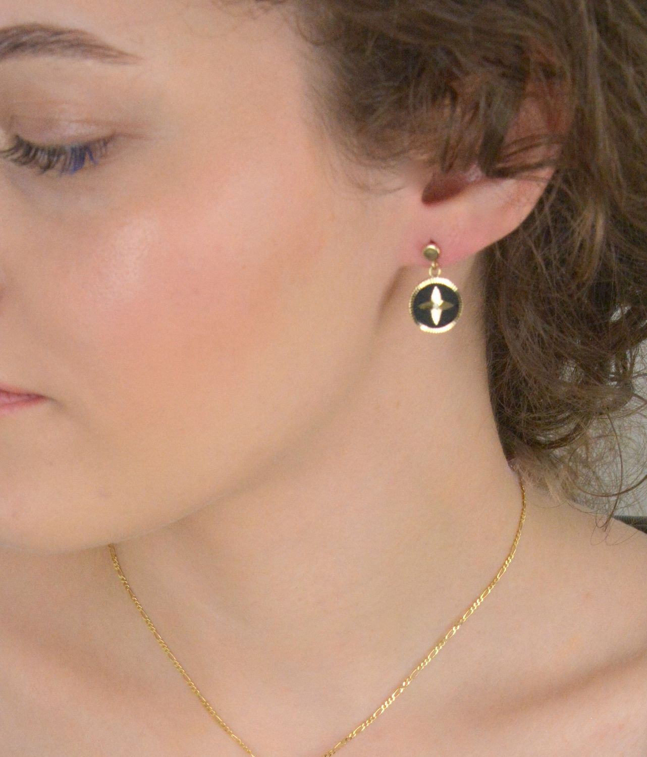 Kolczyki złote wiszące pełne kółeczka próba 585, DIA-KLC-12927-585  to wyjątkowy i elegancki dodatek do każdej stylizacji. Wykonane z wysokiej jakości złota próby 585 1.jpg