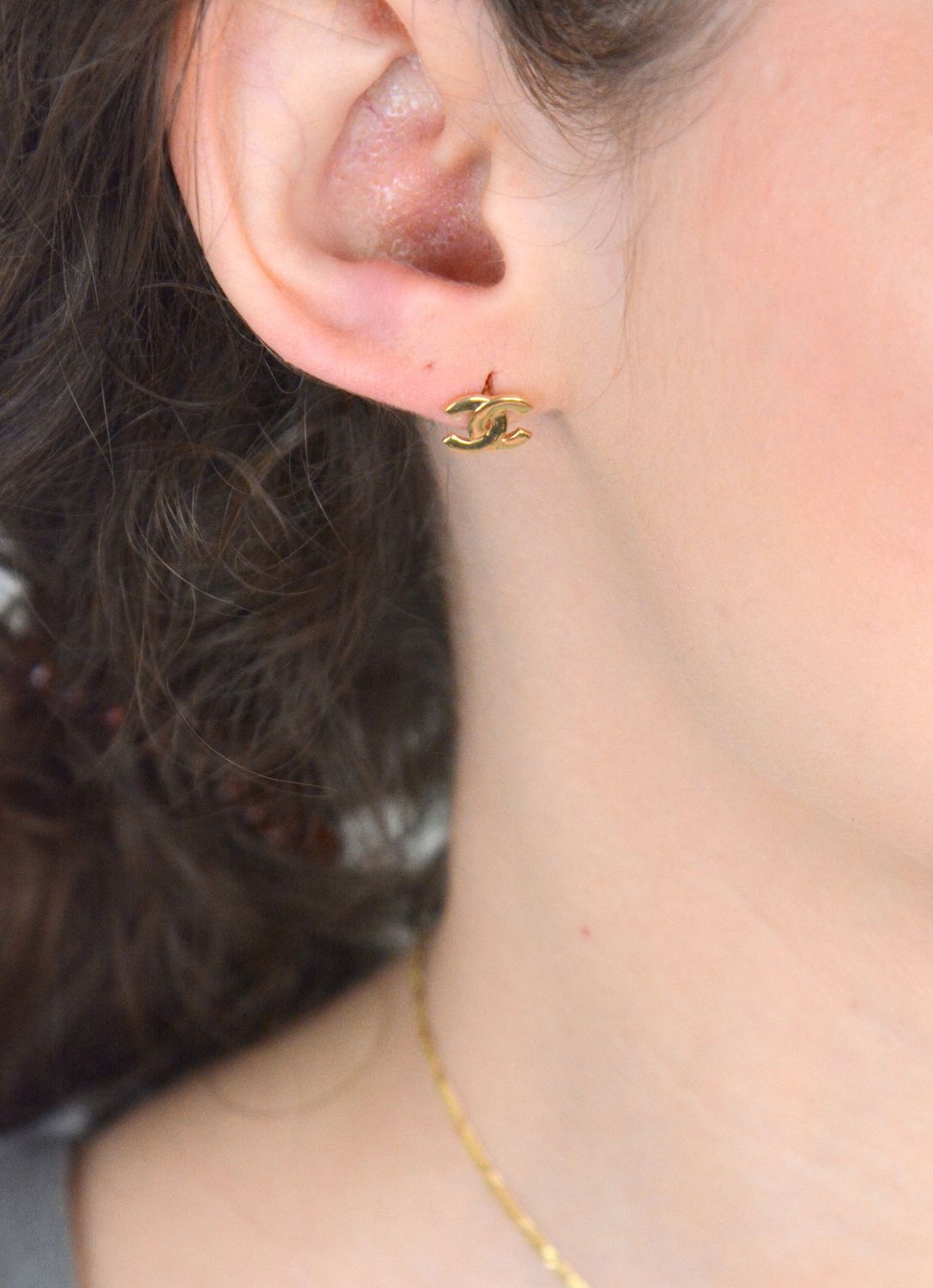 Kolczyki złote 585 wzór Chanelki na sztyft DIA-KLC-12941-585 Eleganckie, złote kolczyki w nowoczesnej i modnej formie wykonane z próby złota 585 o wadze około 1,38 g. 1.jpg