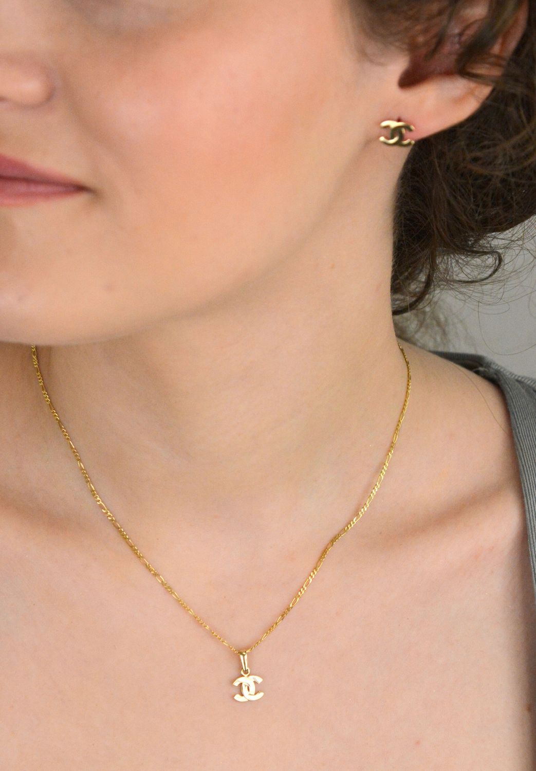 Kolczyki złote 585 wzór Chanelki na sztyft DIA-KLC-12941-585 Eleganckie, złote kolczyki w nowoczesnej i modnej formie wykonane z próby złota 585 o wadze około 1,38 g. 1.jpg