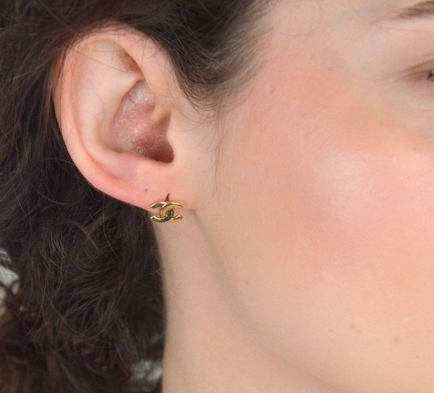 Kolczyki złote 585 wzór Chanelki na sztyft DIA-KLC-12941-585 Eleganckie, złote kolczyki w nowoczesnej i modnej formie wykonane z próby złota 585 o wadze około 1,38 g. 1.jpg