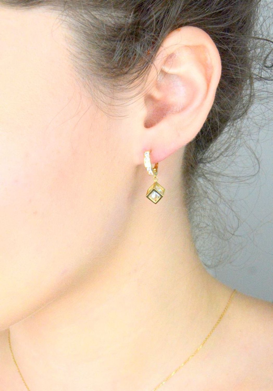 Kolczyki złote wiszące kostki pr 585, DIA-KLC-12945-585 Złote kolczyki wykonane z najwyższej jakości żółtego złota, próba 585. Kolczyki w modowym stylu, wpisujące się w obecne trendy modowe. 1.jpg