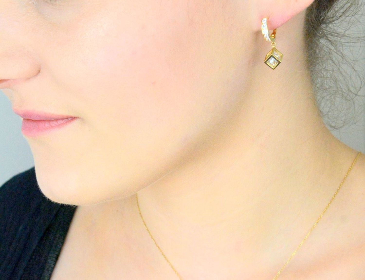 Kolczyki złote wiszące kostki pr 585, DIA-KLC-12945-585 Złote kolczyki wykonane z najwyższej jakości żółtego złota, próba 585. Kolczyki w modowym stylu, wpisujące się w obecne trendy modowe. 1.jpg