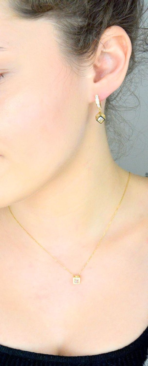 Kolczyki złote wiszące kostki pr 585, DIA-KLC-12945-585 Złote kolczyki wykonane z najwyższej jakości żółtego złota, próba 585. Kolczyki w modowym stylu, wpisujące się w obecne trendy modowe. 1.jpg