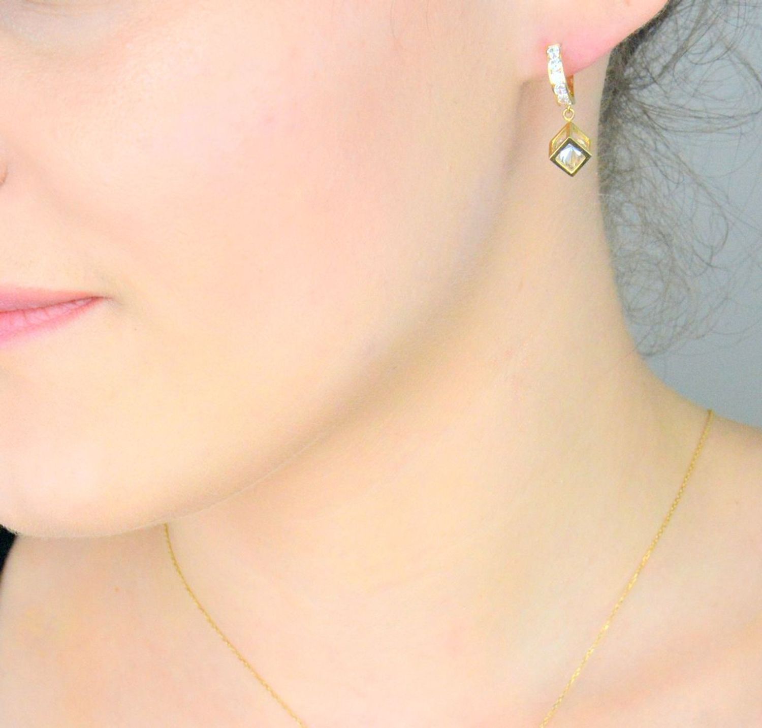 Kolczyki złote wiszące kostki pr 585, DIA-KLC-12945-585 Złote kolczyki wykonane z najwyższej jakości żółtego złota, próba 585. Kolczyki w modowym stylu, wpisujące się w obecne trendy modowe. 1.jpg