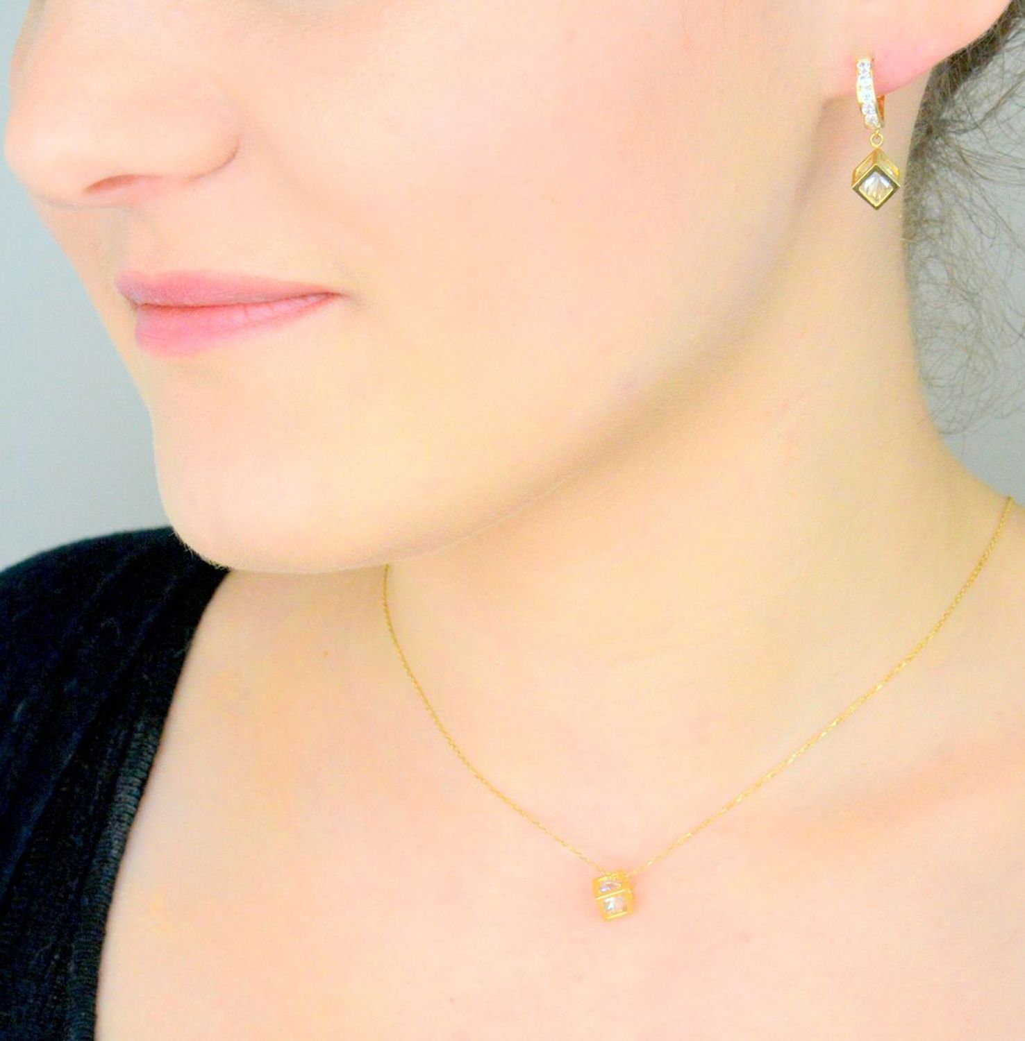 Kolczyki złote wiszące kostki pr 585, DIA-KLC-12945-585 Złote kolczyki wykonane z najwyższej jakości żółtego złota, próba 585. Kolczyki w modowym stylu, wpisujące się w obecne trendy modowe. 1.jpg