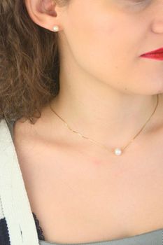 Złote kolczyki 585 z naturalną perłą 6 mm, waga ok. 1,07 g. Klasyczna i ponadczasowa elegancja na każdą okazję. Produkt biżuterii Diament – autoryzowany sprzedawca, 2 lata gwarancji (1).jpg