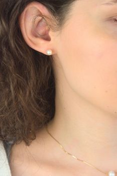 Złote kolczyki 585 z naturalną perłą 6 mm, waga ok. 1,07 g. Klasyczna i ponadczasowa elegancja na każdą okazję. Produkt biżuterii Diament – autoryzowany sprzedawca, 2 lata gwarancji (2).jpg