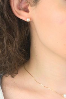 Złote kolczyki 585 z naturalną perłą 6 mm, waga ok. 1,07 g. Klasyczna i ponadczasowa elegancja na każdą okazję. Produkt biżuterii Diament – autoryzowany sprzedawca, 2 lata gwarancji (3).jpg