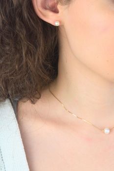 Złote kolczyki 585 z naturalną perłą 6 mm, waga ok. 1,07 g. Klasyczna i ponadczasowa elegancja na każdą okazję. Produkt biżuterii Diament – autoryzowany sprzedawca, 2 lata gwarancji (4).jpg