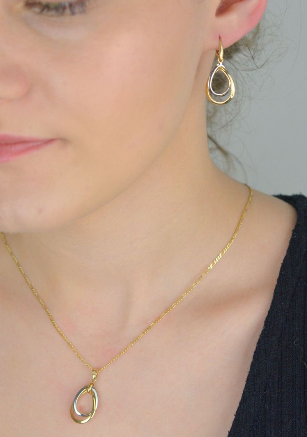 Złote kolczyki damskie wiszące łezki zdobione białym złotem, próba 585, 3,50 g, długość 3,0 cm, szerokość 1,5 cm, zapięcie na bigiel angielski. Elegancka biżuteria na każdą okazję.1.jpg