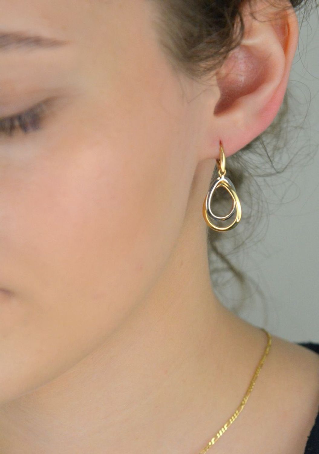 Złote kolczyki damskie wiszące łezki zdobione białym złotem, próba 585, 3,50 g, długość 3,0 cm, szerokość 1,5 cm, zapięcie na bigiel angielski. Elegancka biżuteria na każdą okazję.1.jpg