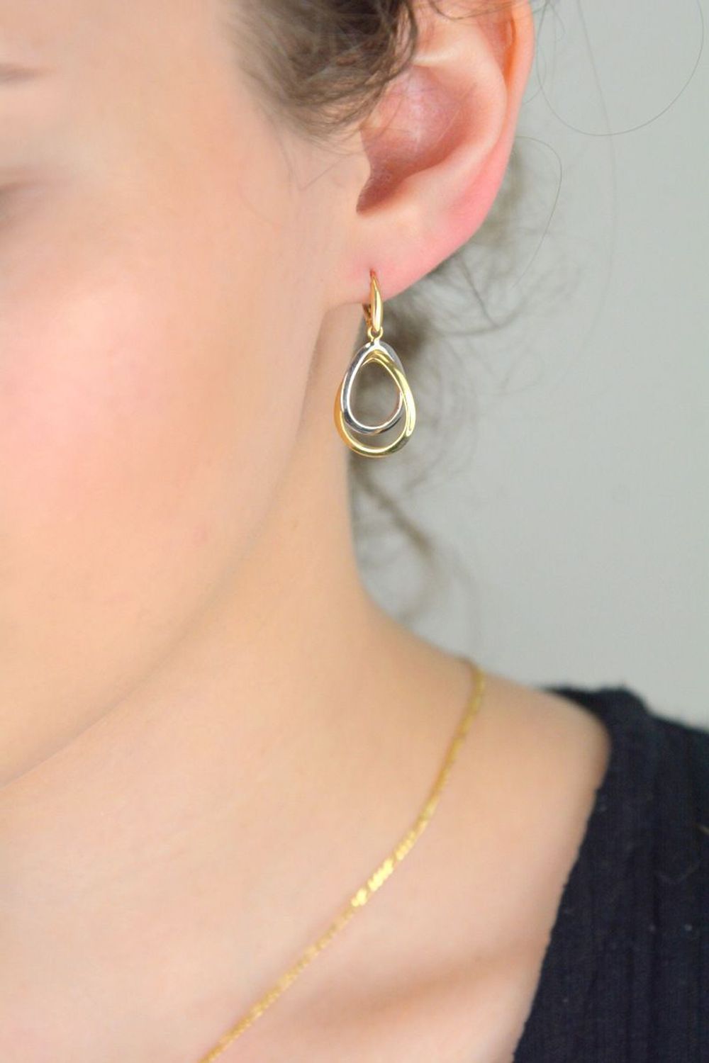 Złote kolczyki damskie wiszące łezki zdobione białym złotem, próba 585, 3,50 g, długość 3,0 cm, szerokość 1,5 cm, zapięcie na bigiel angielski. Elegancka biżuteria na każdą okazję.1.jpg