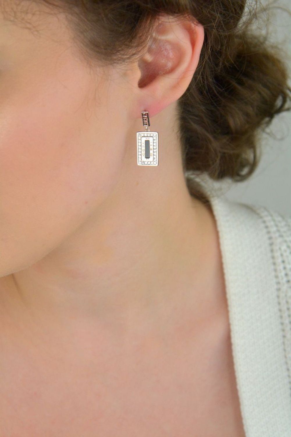 Kolczyki srebrne 925 w kształcie prostokąta z cyrkoniami i czarną emalią. Długość 2,7 cm, szerokość 1,1 cm, waga 5,30 g, zapięcie na sztyft. Styl i elegancja w nowoczesnym wydaniu.1.jpg