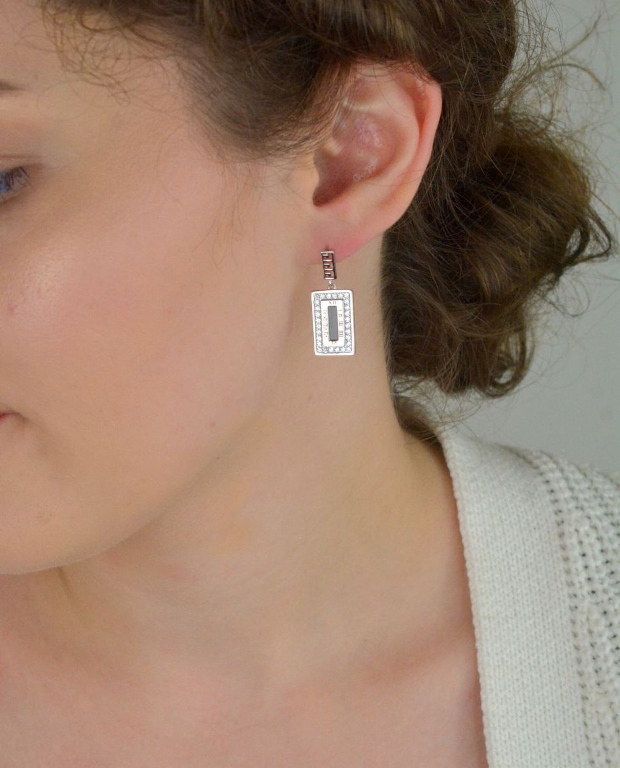 Kolczyki srebrne 925 w kształcie prostokąta z cyrkoniami i czarną emalią. Długość 2,7 cm, szerokość 1,1 cm, waga 5,30 g, zapięcie na sztyft. Styl i elegancja w nowoczesnym wydaniu.1.jpg