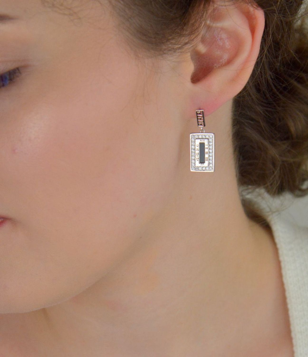 Kolczyki srebrne 925 w kształcie prostokąta z cyrkoniami i czarną emalią. Długość 2,7 cm, szerokość 1,1 cm, waga 5,30 g, zapięcie na sztyft. Styl i elegancja w nowoczesnym wydaniu.1.jpg