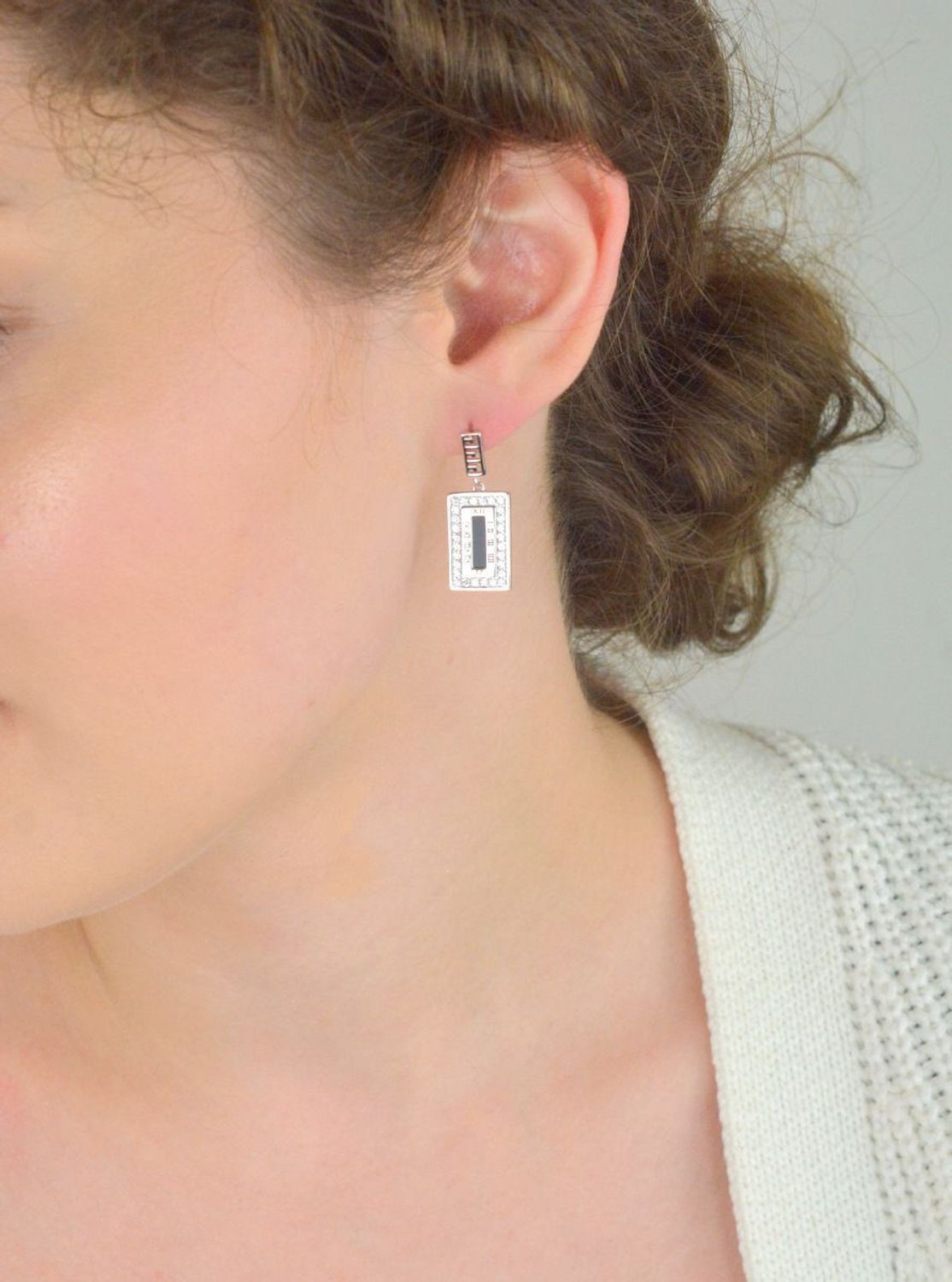 Kolczyki srebrne 925 w kształcie prostokąta z cyrkoniami i czarną emalią. Długość 2,7 cm, szerokość 1,1 cm, waga 5,30 g, zapięcie na sztyft. Styl i elegancja w nowoczesnym wydaniu.1.jpg