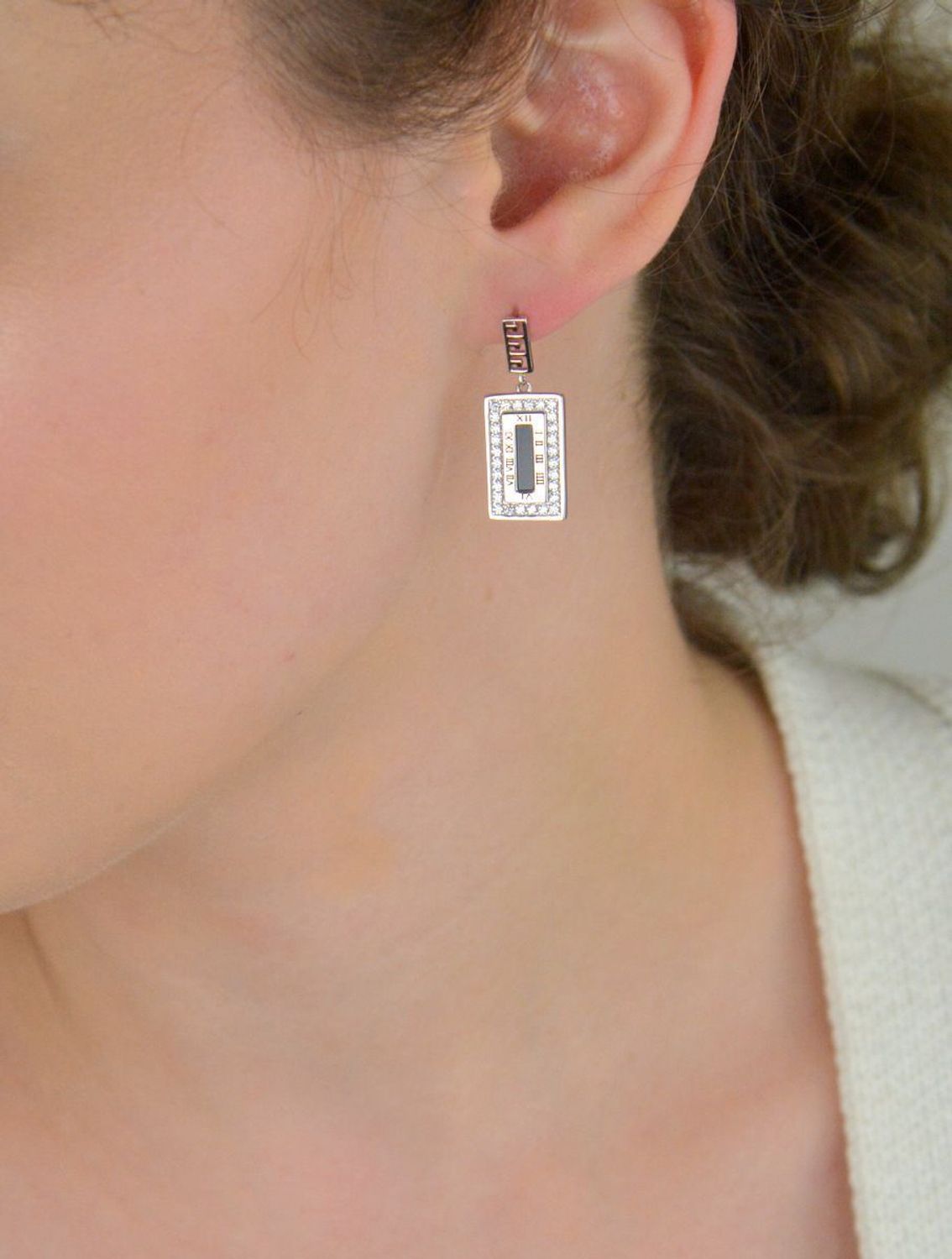 Kolczyki srebrne 925 w kształcie prostokąta z cyrkoniami i czarną emalią. Długość 2,7 cm, szerokość 1,1 cm, waga 5,30 g, zapięcie na sztyft. Styl i elegancja w nowoczesnym wydaniu.1.jpg