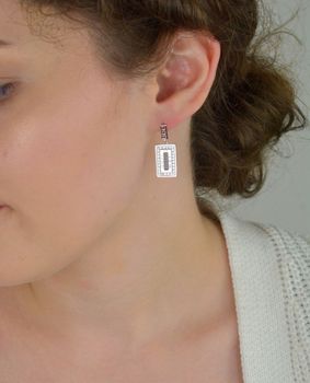 Kolczyki srebrne 925 w kształcie prostokąta z cyrkoniami i czarną emalią. Długość 2,7 cm, szerokość 1,1 cm, waga 5,30 g, zapięcie na sztyft. Styl i elegancja w nowoczesnym wydaniu (2).JPG