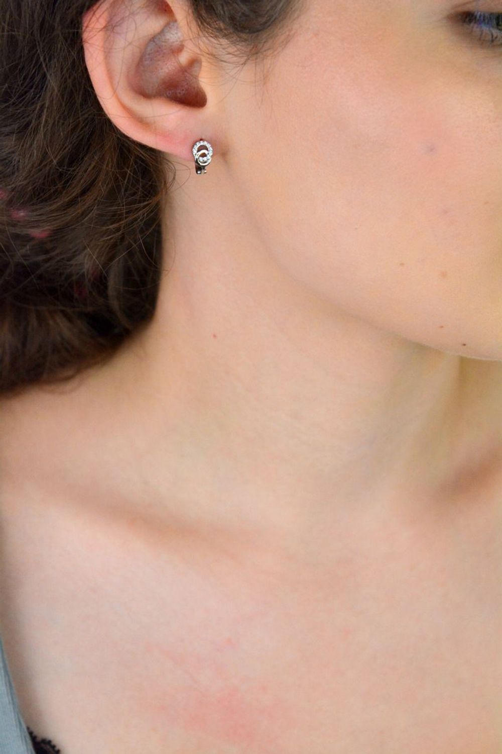 Delikatne kolczyki srebrne 925 z połączonymi kółkami i cyrkoniami. Długość 1 cm, szerokość 6 mm, waga 1,80 g, zapięcie angielskie. Dla dzieci i kobiet – na co dzień i na prezent.1.jpg