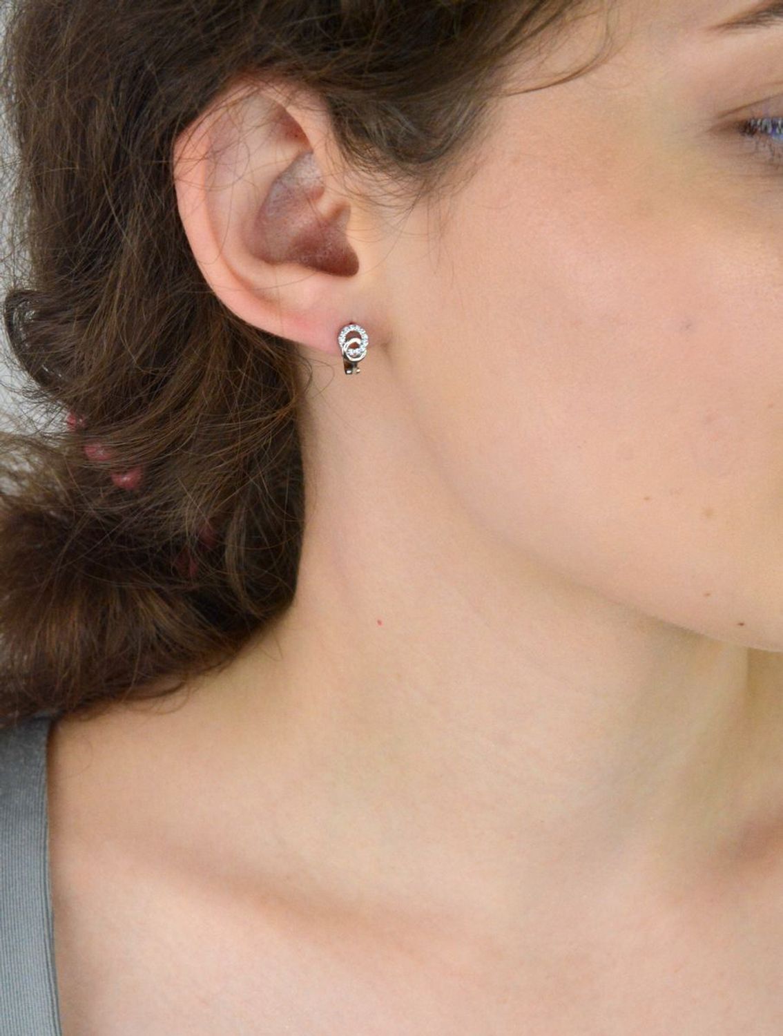 Delikatne kolczyki srebrne 925 z połączonymi kółkami i cyrkoniami. Długość 1 cm, szerokość 6 mm, waga 1,80 g, zapięcie angielskie. Dla dzieci i kobiet – na co dzień i na prezent.1.jpg