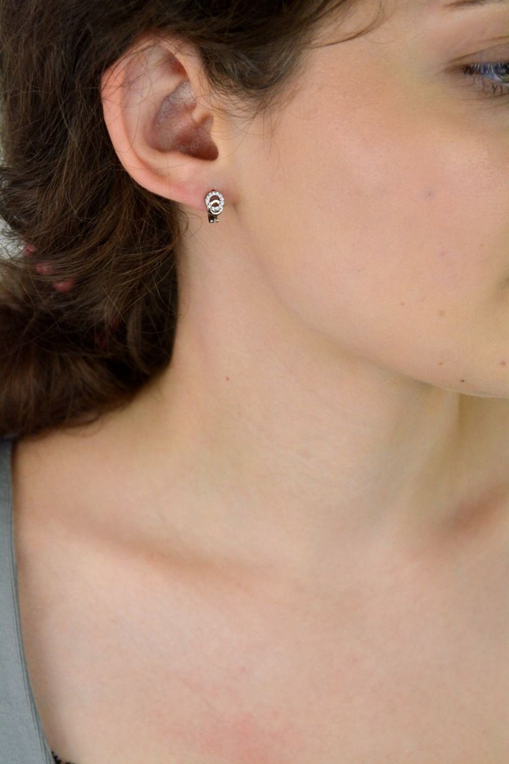 Delikatne kolczyki srebrne 925 z połączonymi kółkami i cyrkoniami. Długość 1 cm, szerokość 6 mm, waga 1,80 g, zapięcie angielskie. Dla dzieci i kobiet – na co dzień i na prezent.1.jpg