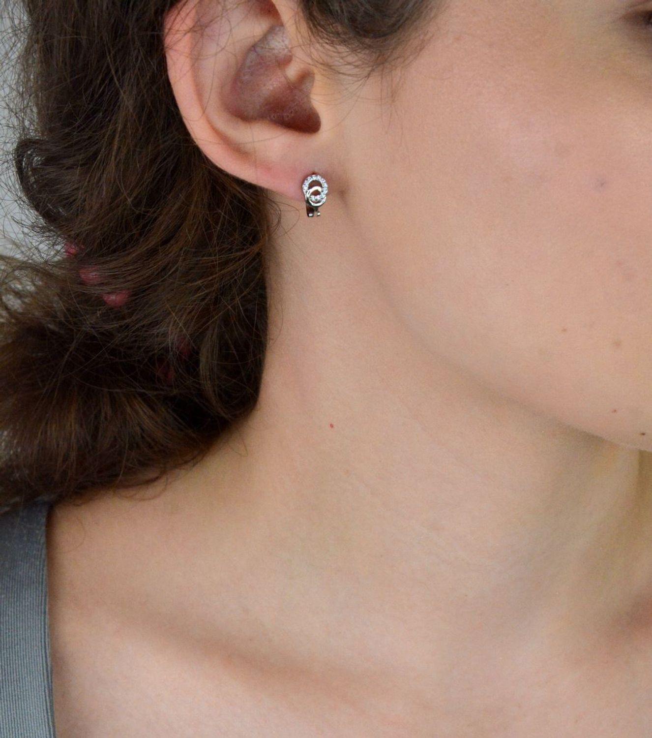 Delikatne kolczyki srebrne 925 z połączonymi kółkami i cyrkoniami. Długość 1 cm, szerokość 6 mm, waga 1,80 g, zapięcie angielskie. Dla dzieci i kobiet – na co dzień i na prezent.1.jpg