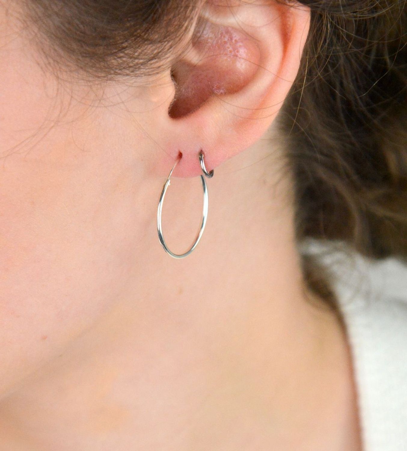 Kolczyki dziecięce ze srebra próby 925 – małe kółeczka o długości 7 mm, szerokości 1 mm. Waga 0,20 g, zapięcie typu szarnir. Idealne jako pierwsze kolczyki dla dziecka..jpg