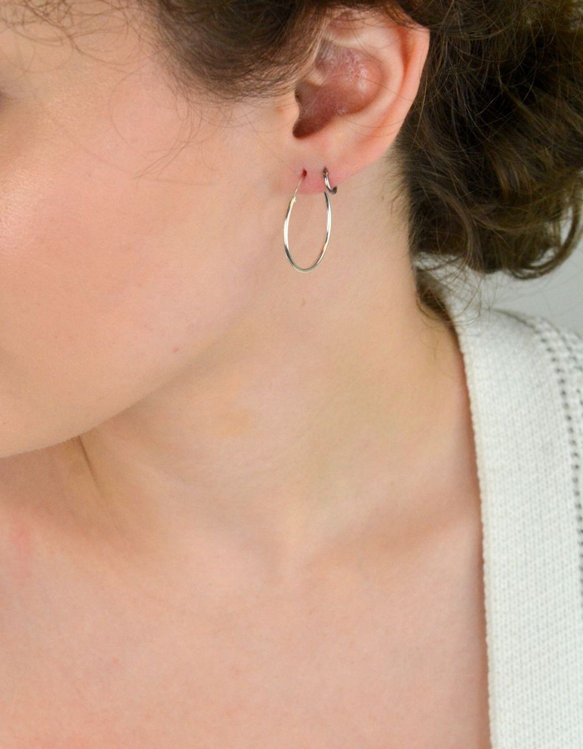 Kolczyki dziecięce ze srebra próby 925 – małe kółeczka o długości 7 mm, szerokości 1 mm. Waga 0,20 g, zapięcie typu szarnir. Idealne jako pierwsze kolczyki dla dziecka..jpg