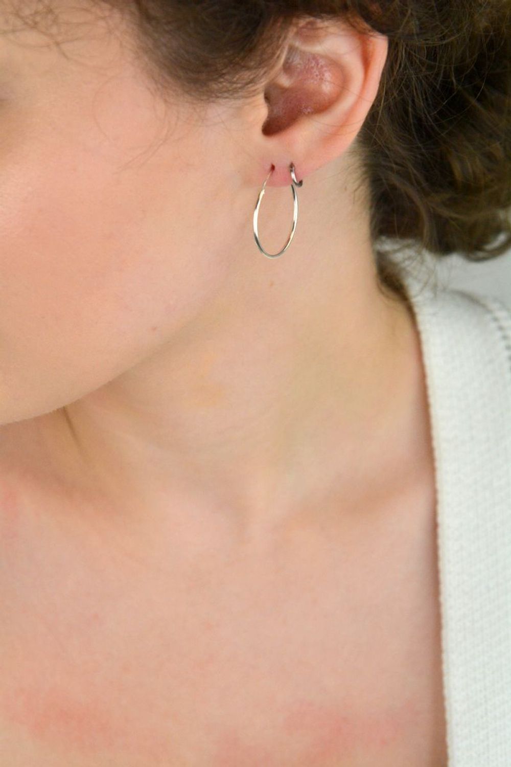 Kolczyki dziecięce ze srebra próby 925 – małe kółeczka o długości 7 mm, szerokości 1 mm. Waga 0,20 g, zapięcie typu szarnir. Idealne jako pierwsze kolczyki dla dziecka..jpg