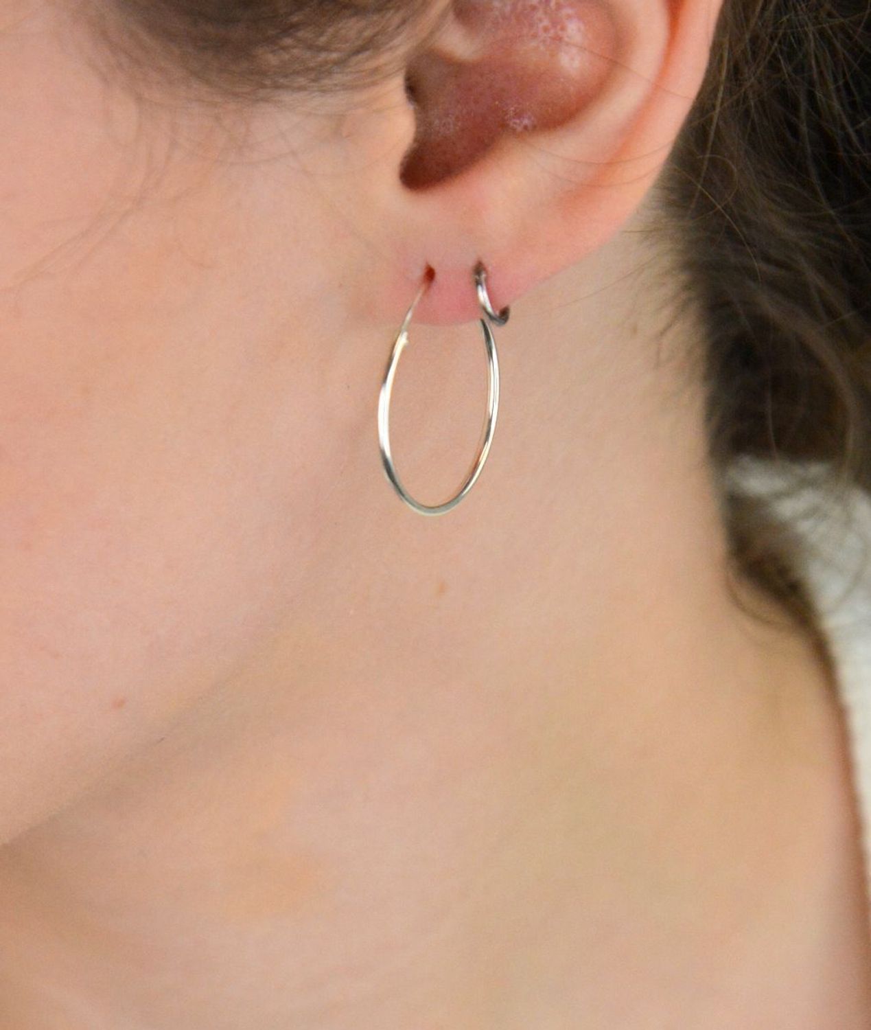 Kolczyki dziecięce ze srebra próby 925 – małe kółeczka o długości 7 mm, szerokości 1 mm. Waga 0,20 g, zapięcie typu szarnir. Idealne jako pierwsze kolczyki dla dziecka..jpg