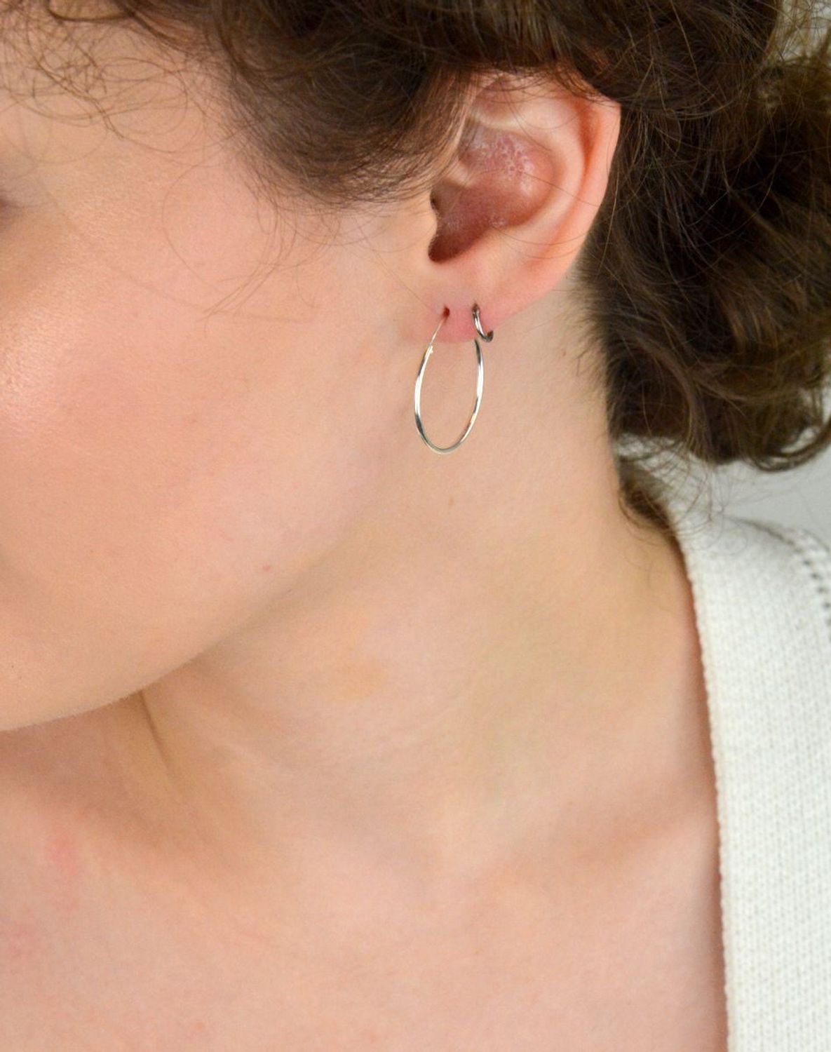 Kolczyki dziecięce ze srebra próby 925 – małe kółeczka o długości 7 mm, szerokości 1 mm. Waga 0,20 g, zapięcie typu szarnir. Idealne jako pierwsze kolczyki dla dziecka..jpg