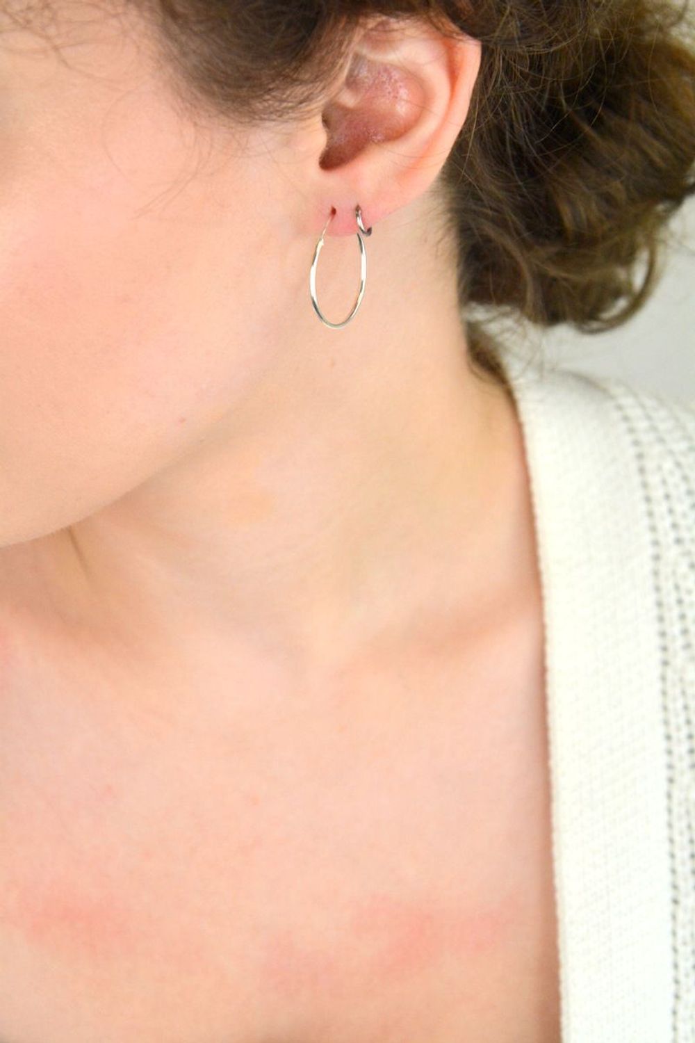 Kolczyki dziecięce ze srebra próby 925 – małe kółeczka o długości 7 mm, szerokości 1 mm. Waga 0,20 g, zapięcie typu szarnir. Idealne jako pierwsze kolczyki dla dziecka..jpg