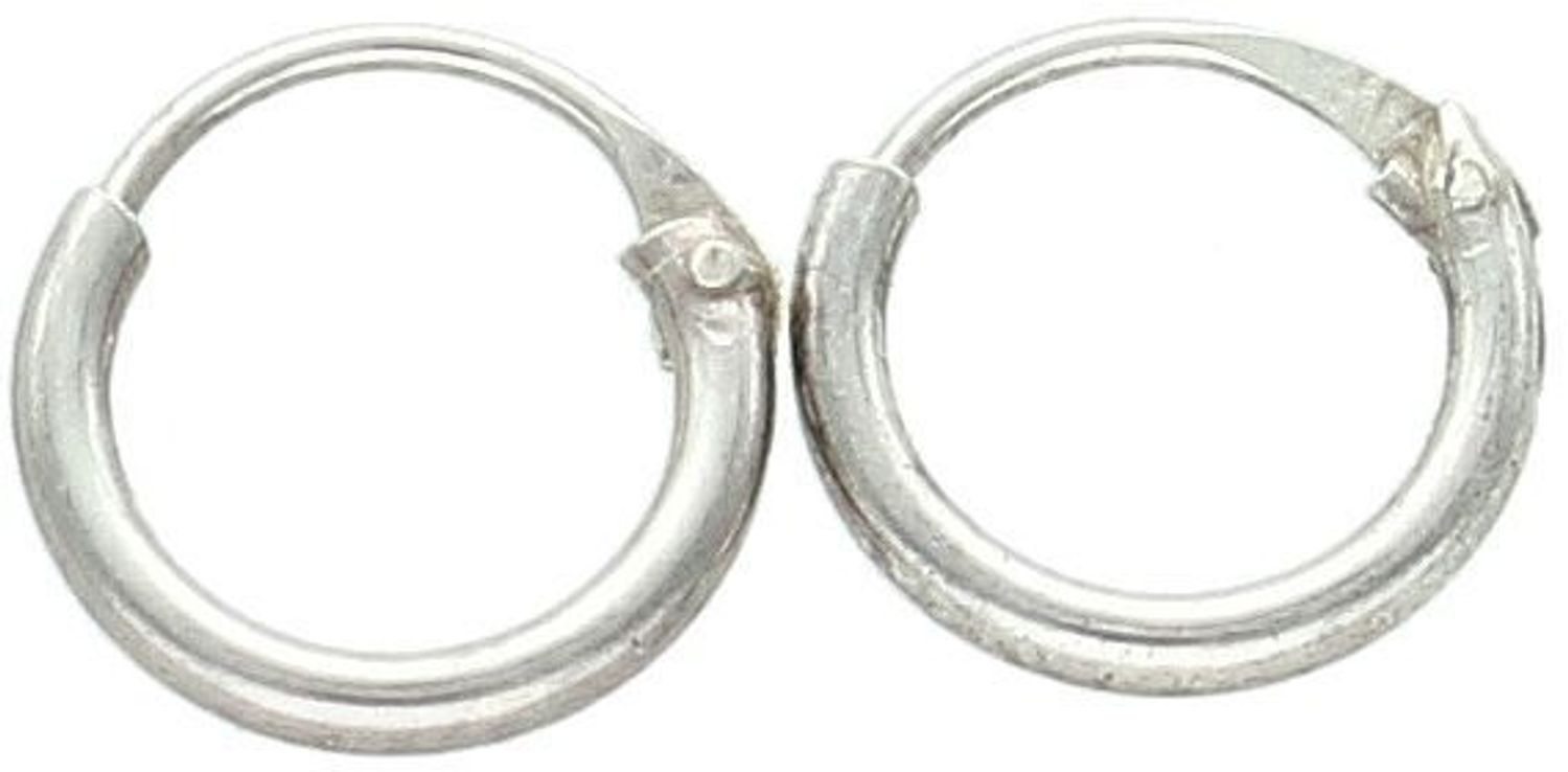 Kolczyki dziecięce ze srebra próby 925 – małe kółeczka o długości 7 mm, szerokości 1 mm. Waga 0,20 g, zapięcie typu szarnir. Idealne jako pierwsze kolczyki dla dziecka..jpg