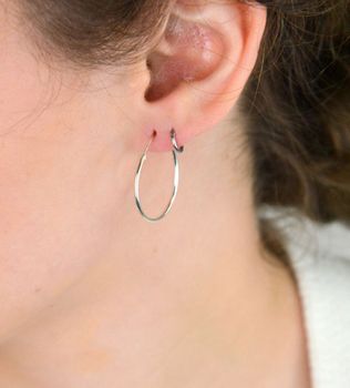 Kolczyki dziecięce ze srebra próby 925 – małe kółeczka o długości 7 mm, szerokości 1 mm. Waga 0,20 g, zapięcie typu szarnir. Idealne jako pierwsze kolczyki dla dziecka (1).JPG