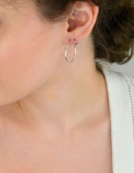 Kolczyki dziecięce ze srebra próby 925 – małe kółeczka o długości 7 mm, szerokości 1 mm. Waga 0,20 g, zapięcie typu szarnir. Idealne jako pierwsze kolczyki dla dziecka (2).JPG