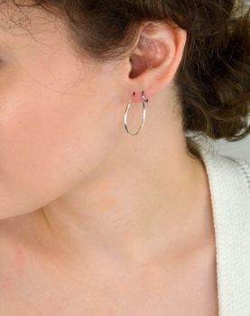 Kolczyki dziecięce ze srebra próby 925 – małe kółeczka o długości 7 mm, szerokości 1 mm. Waga 0,20 g, zapięcie typu szarnir. Idealne jako pierwsze kolczyki dla dziecka (5).JPG