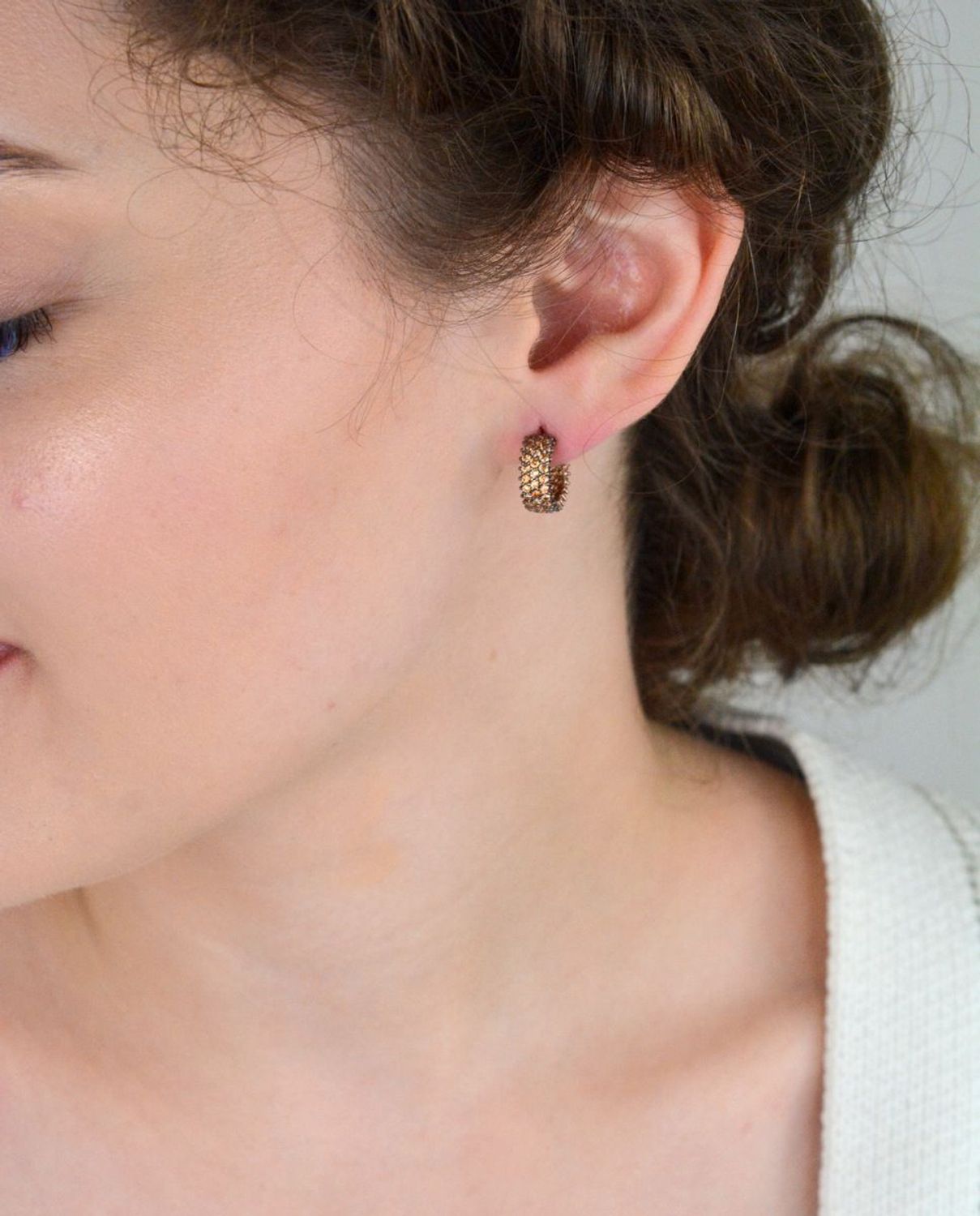 Kolczyki kółeczka ze srebra 925, pozłacane różowym złotem. Ozdobione szampańskimi cyrkoniami. Długość 1,2 cm, szerokość 5 mm, waga 3,30 g, zapięcie na sztyft. Elegancja i subtelny blask.1.jpg