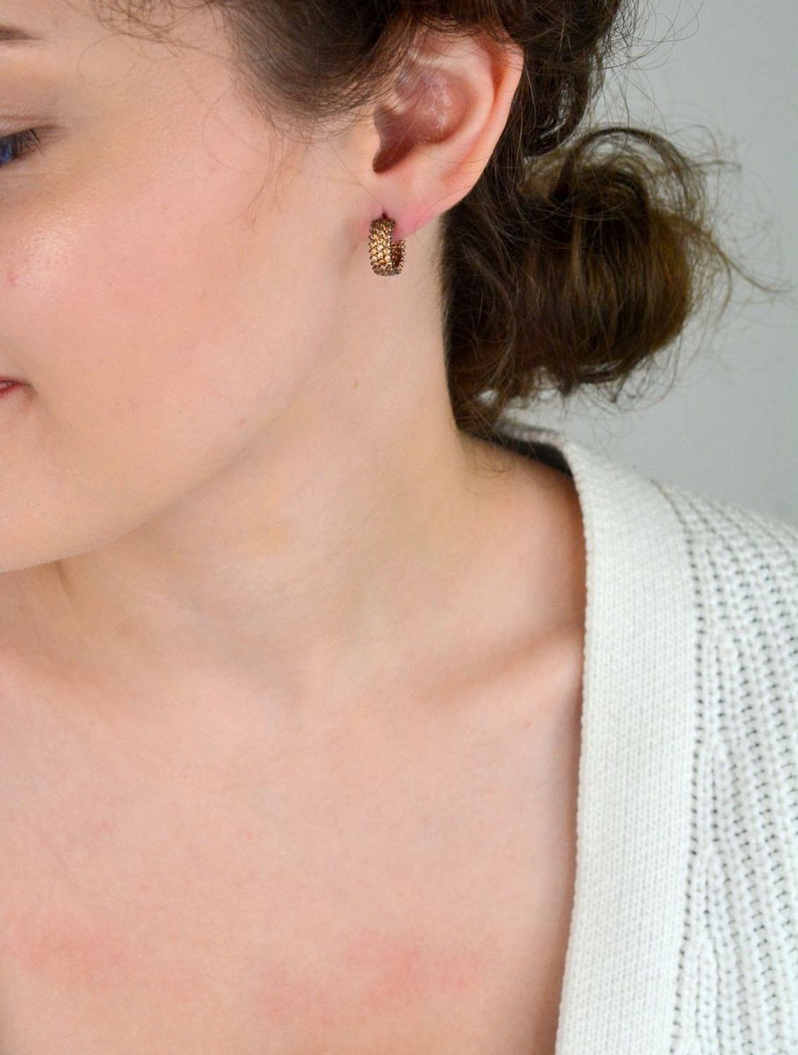 Kolczyki kółeczka ze srebra 925, pozłacane różowym złotem. Ozdobione szampańskimi cyrkoniami. Długość 1,2 cm, szerokość 5 mm, waga 3,30 g, zapięcie na sztyft. Elegancja i subtelny blask.1.jpg